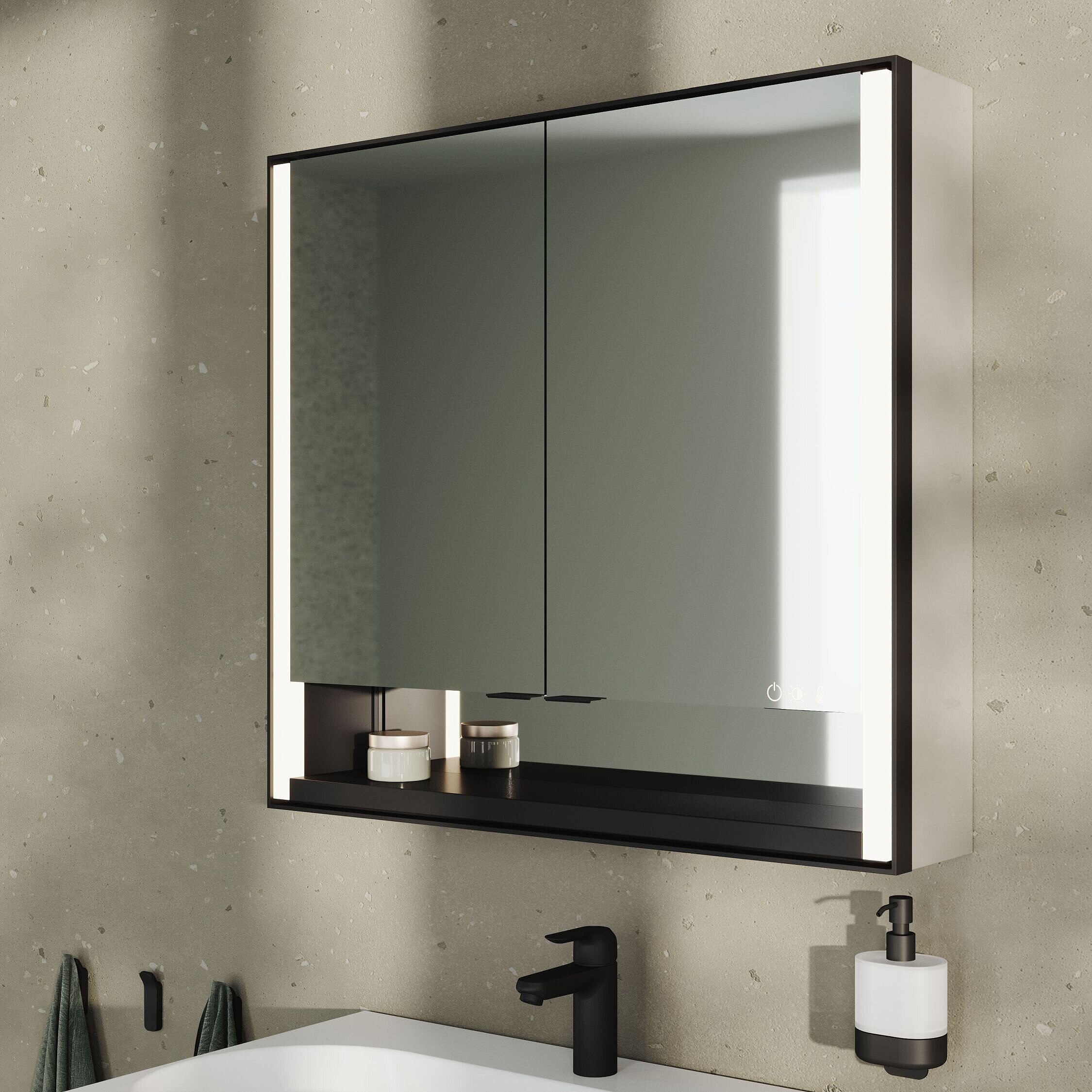 FOR BAthment Spiegelschrank über FOR Leano Waschtisch mit schwarzer Armatur und schwarzen Accessoires