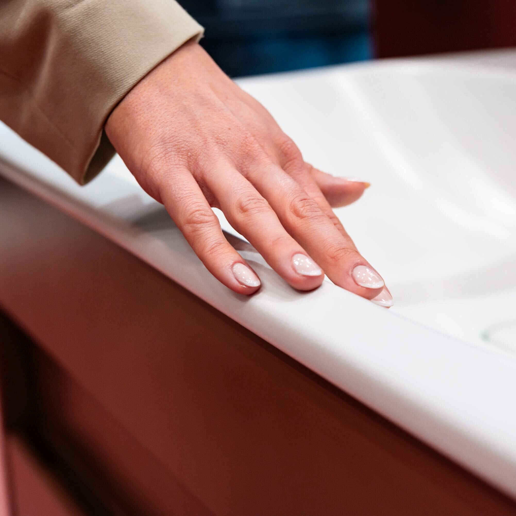 Hand befühlt FOR Odivis Waschtisch