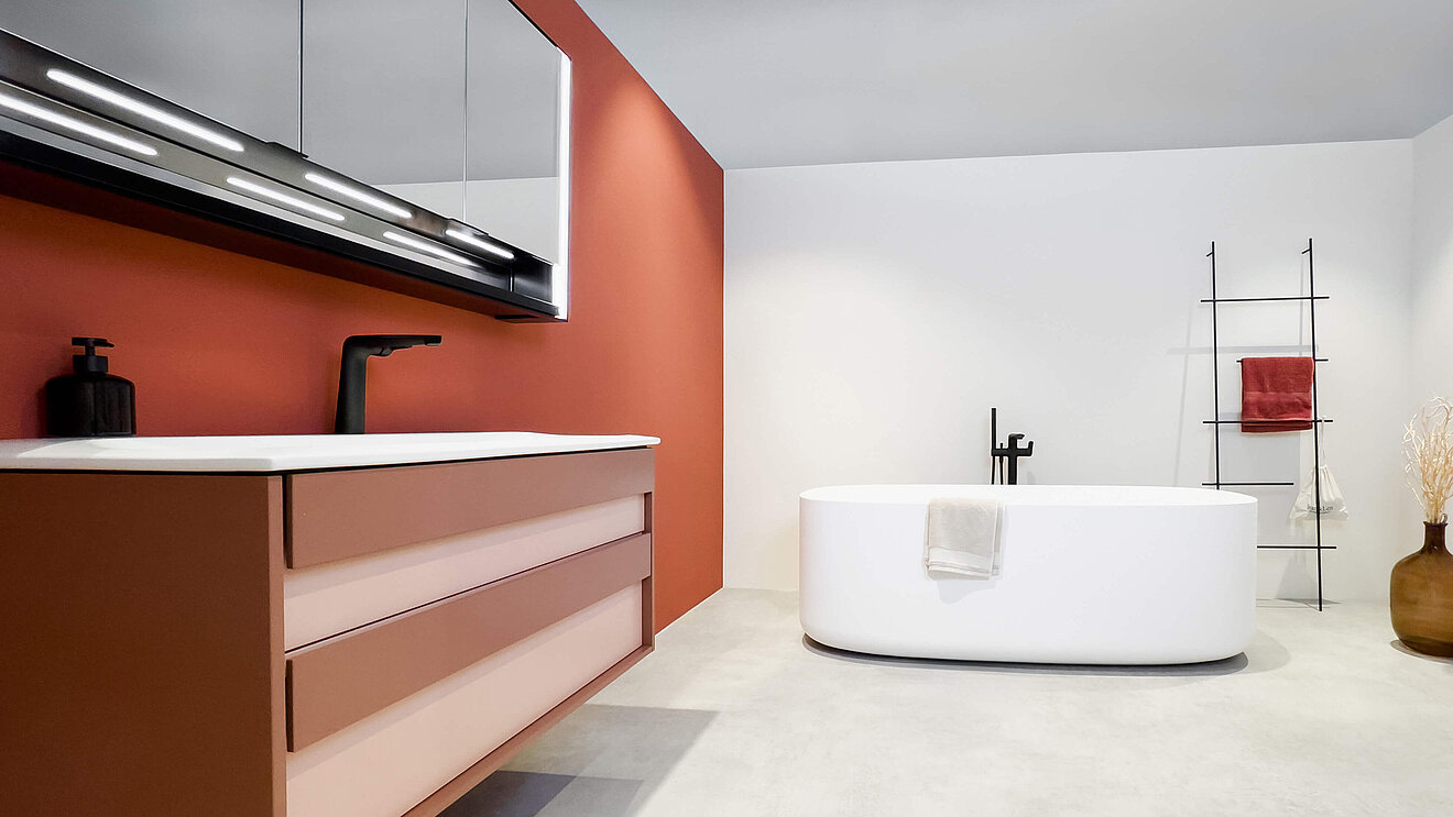 FOR Odivis Raumkonzept FOR Odivis Hauptbad Raumkonzept Ausstellung mit Waschbecken Waschtischunterschrank freistehender Wanne Wasserhahn Schwarz matt