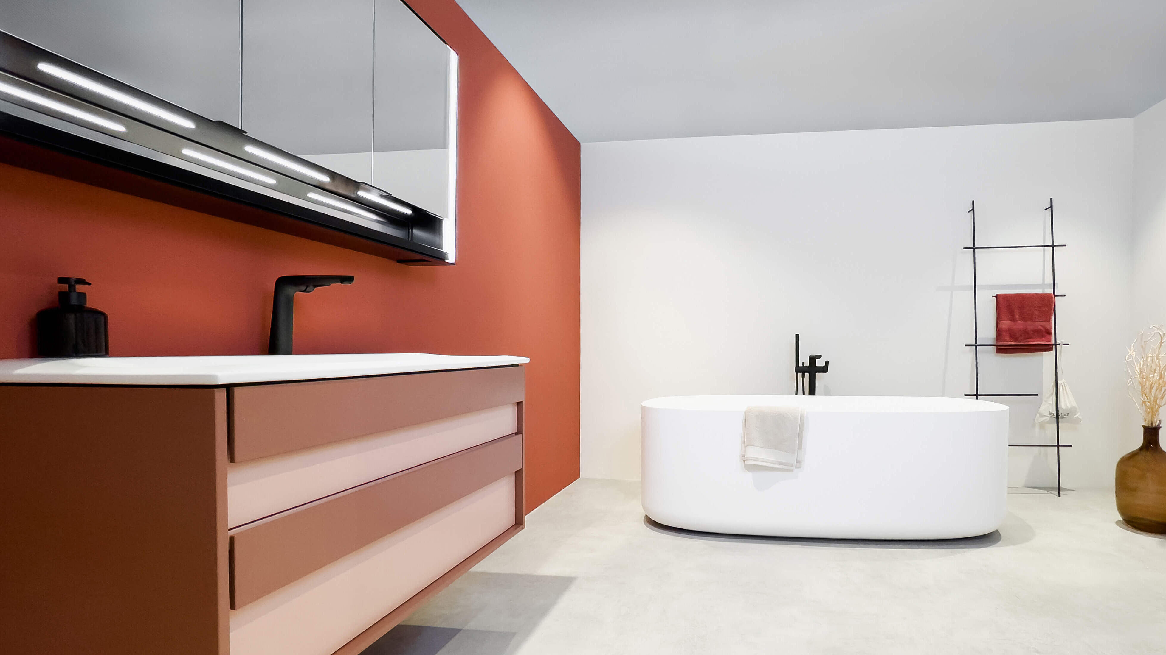 FOR Odivis Raumkonzept FOR Odivis Hauptbad Raumkonzept Ausstellung mit Waschbecken Waschtischunterschrank freistehender Wanne Wasserhahn Schwarz matt