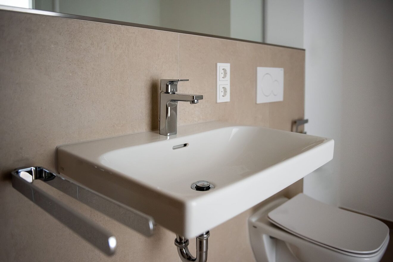78West, Regensburg, Badansicht Waschbecken und WC