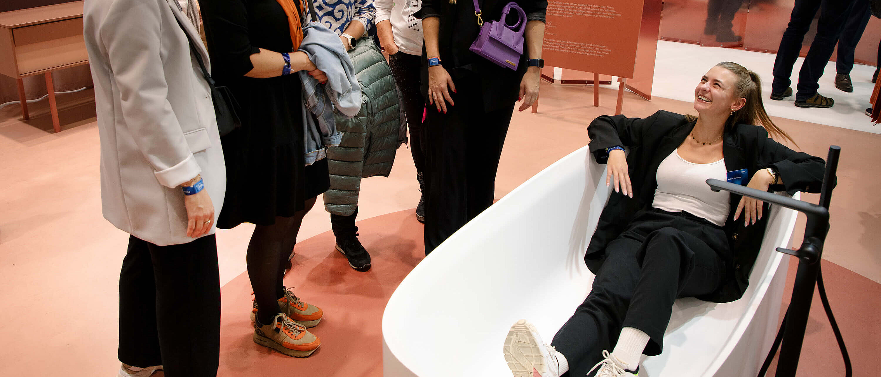 RIFA 2023 FOR Messestand Frau in Badewanne