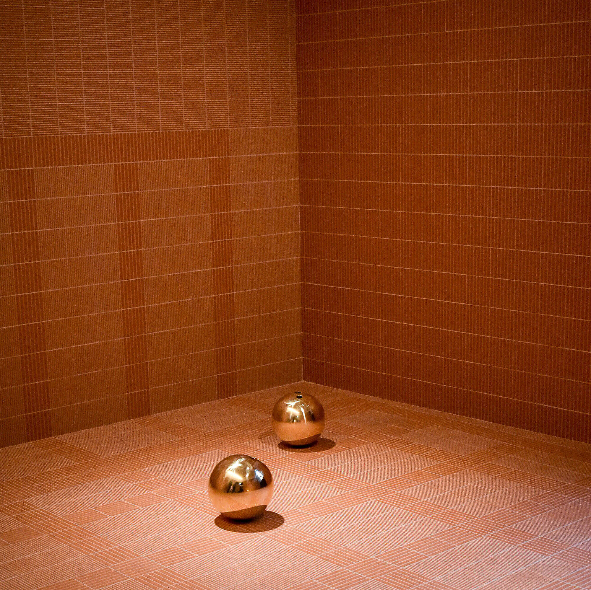 Symbolbild FOR Badtrend Terrakotta Fliesen glänzende Kugeln