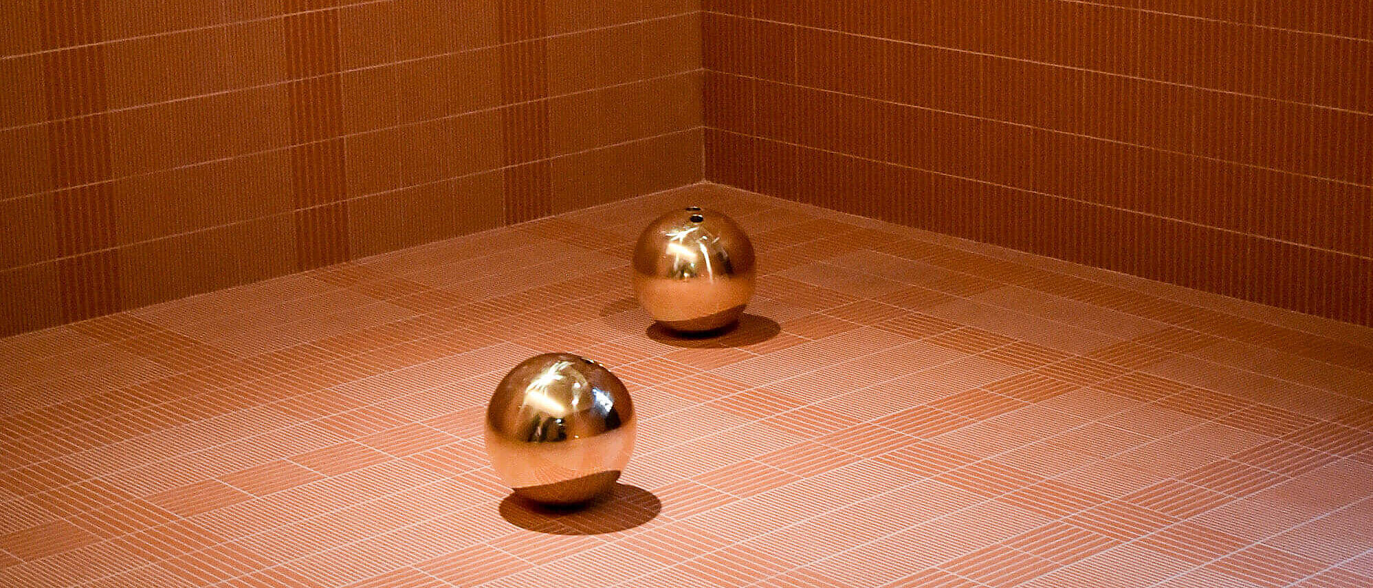 Symbolbild FOR Badtrend Terrakotta Fliesen glänzende Kugeln