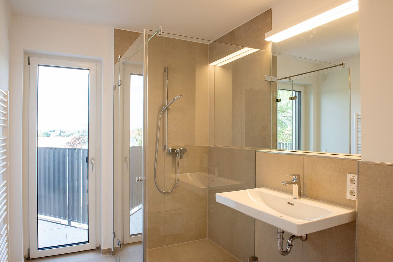 78West, Regensburg, Badansicht, Waschtisch und Dusche